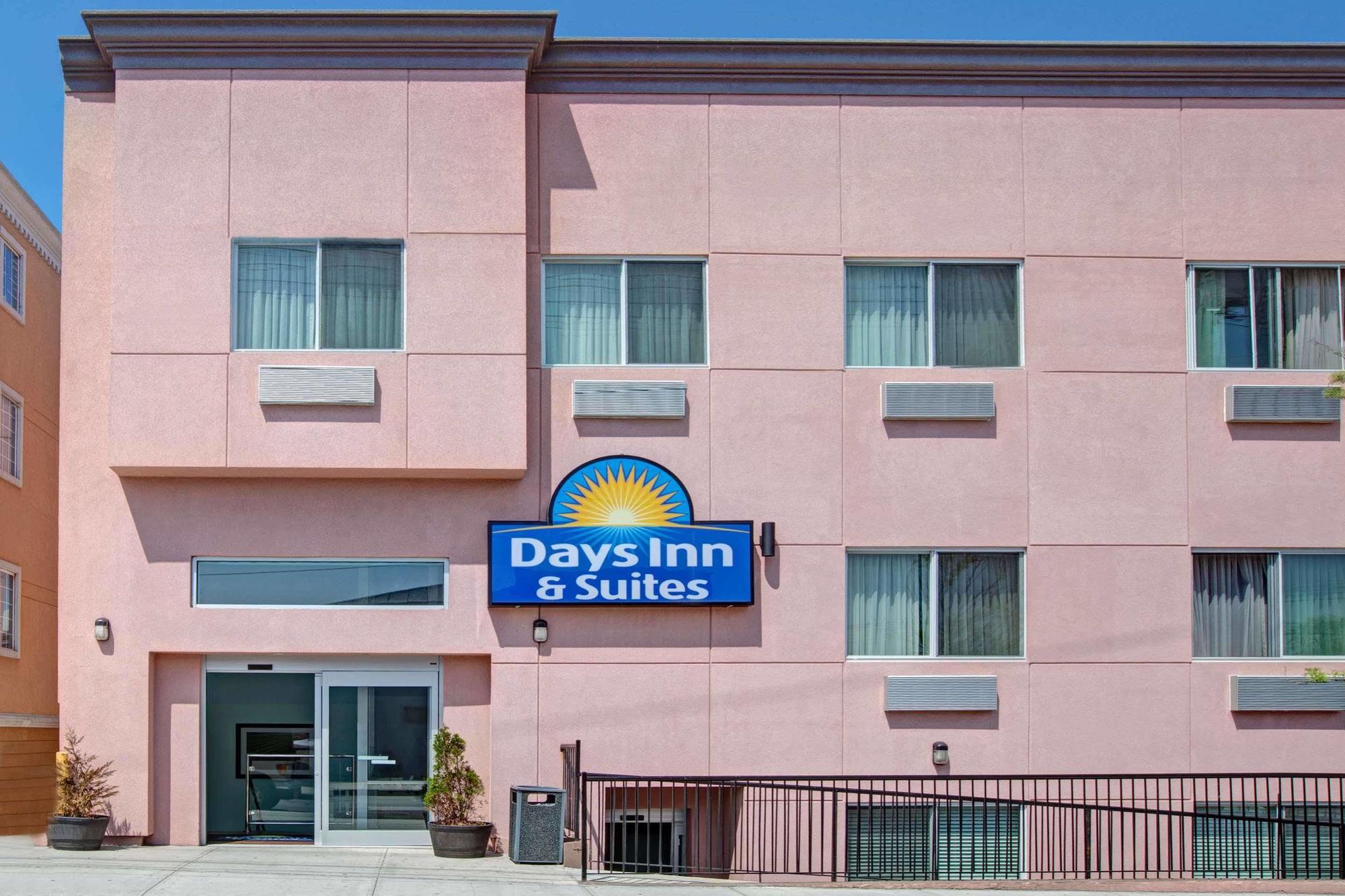 Days Inn & Suites By Wyndham Ozone Park/Jfk Airport New York Exterior photo